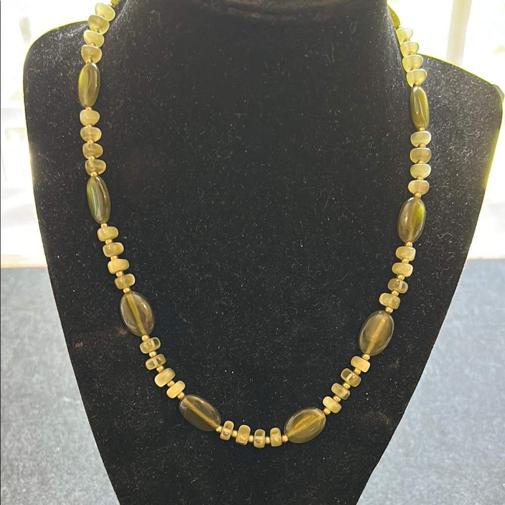 Elegant Green Beaded Necklace 8$